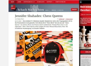 Ein Screenshot von der Rezension von Chess Queens von Jennifer Shahade. Unter der Einleitung sieht man ein Bild von dem Buch, auf mehreren bunten Schachbrettern liegend.
