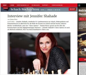 Ein Screenshot von der Einleitung des Interviews mit Jennifer Shahade. Unter dem Text ist ein Bild von Shahade zu sehen. Sie sitzt hinter einem Schachbrett, hat rote Haare und eine schwarze Bluse an.