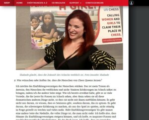Ein Screenshot von der Einleitung des Interviews mit Jennifer Shahade. Unter dem Text ist ein Bild von Shahade zu sehen. Sie steht von einem Schach-Poster und lacht. Sie hat rote Haare und eine schwarze Bluse an.