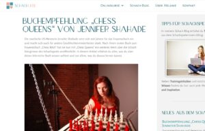 Ein Screenshot meiner Buchempfehlung mit einem Bild von Jenifer Shahade in einem roten Kleid hinter einem Schachbrett mit weißen und roten Figuren.